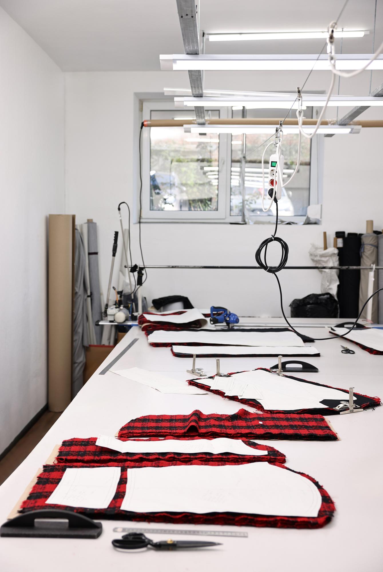 Interno laboratorio con macchine e tavoli da lavoro